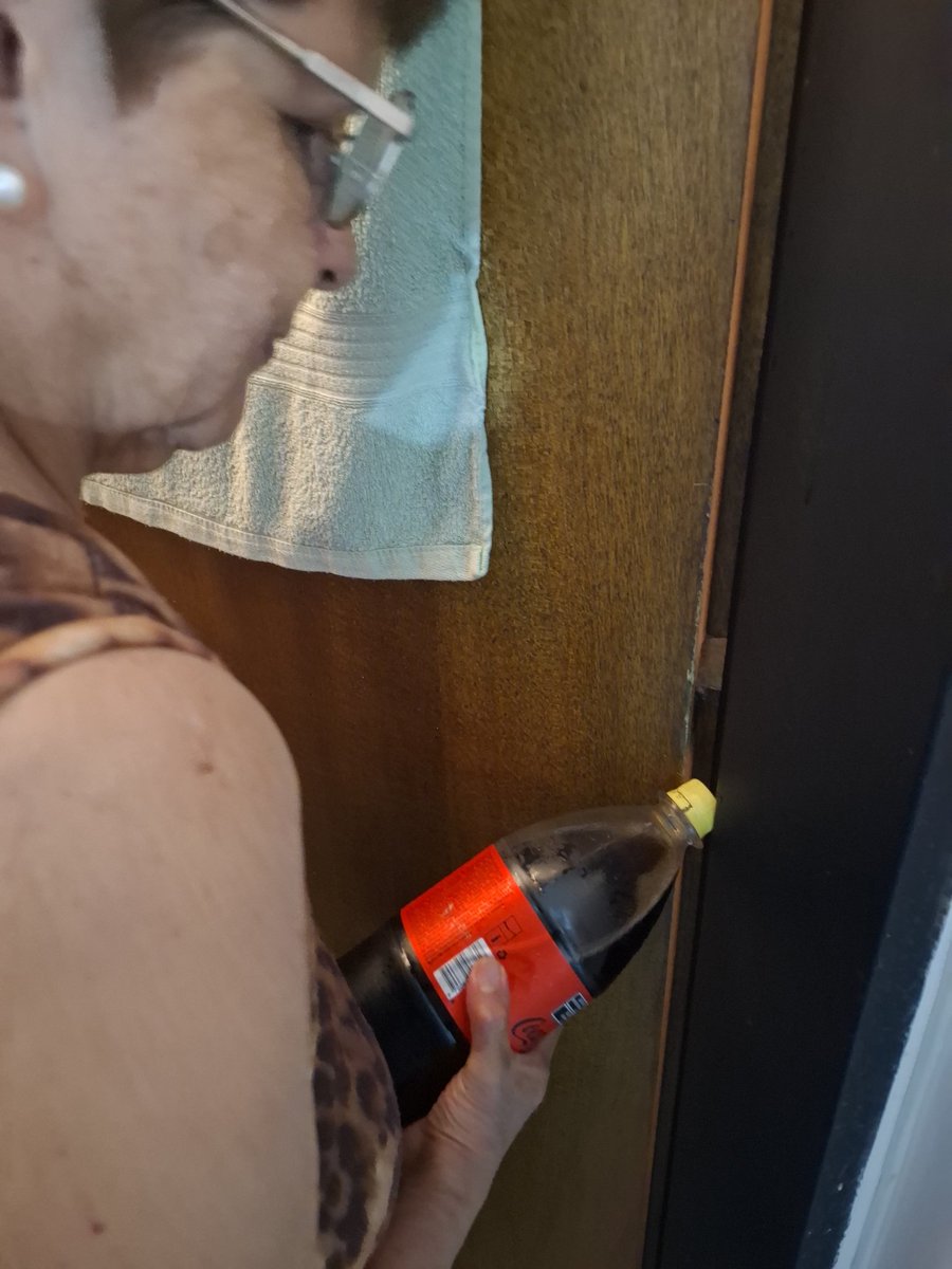 Mi abuelo falleció hace un mes, y con mi abuela estuvieron 50 años casados.
Ahora ella encontró una técnica para abrirse la Coca sola: "me las tengo que rebuscar sin el abuelo"
😭😭😭😭 tipaza