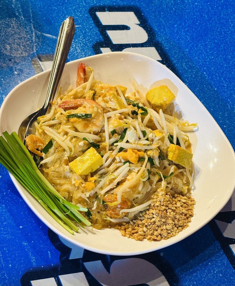 umeume0216's tweet image. 昨日は空港でのお迎えが終わった後に
一緒にファンミに参戦してる友達と3人で
地元民に人気のタイ料理屋さんで前夜祭
辛いもの好きにはたまらん🫠🫠
旅先での食事の相性って本当に大事！

たけるくんのこと
今までのことから今後の目標など
たくさん話して楽しかったー！

#タイ
#バンコク
#佐藤健…