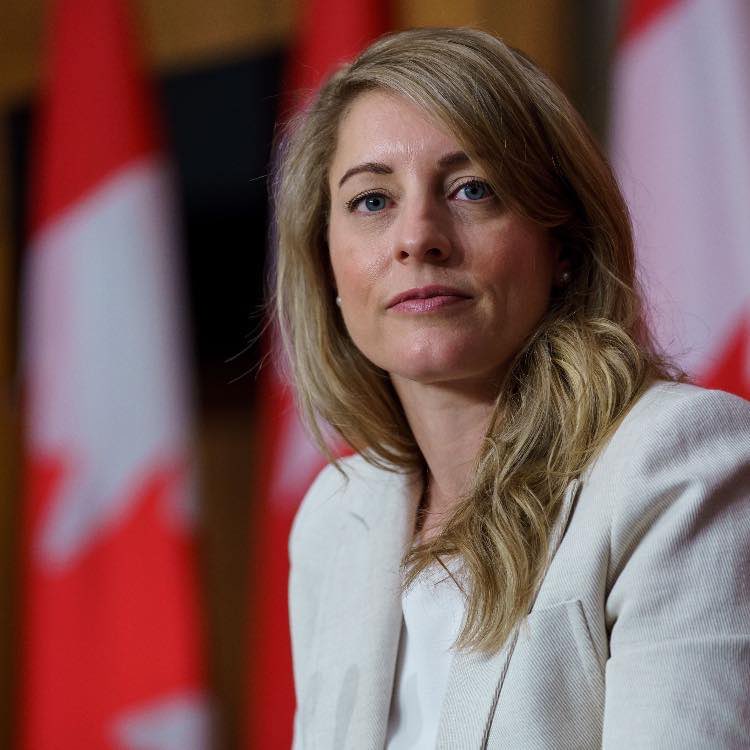 Northerngold01's tweet image. You are a Lawyer Melanie Joly, you sign a 15 billion dollar contract with Stellantis.

What kind of Lawyer fails to read the contract,
a)Moron
b)DEI hire
c)who cares