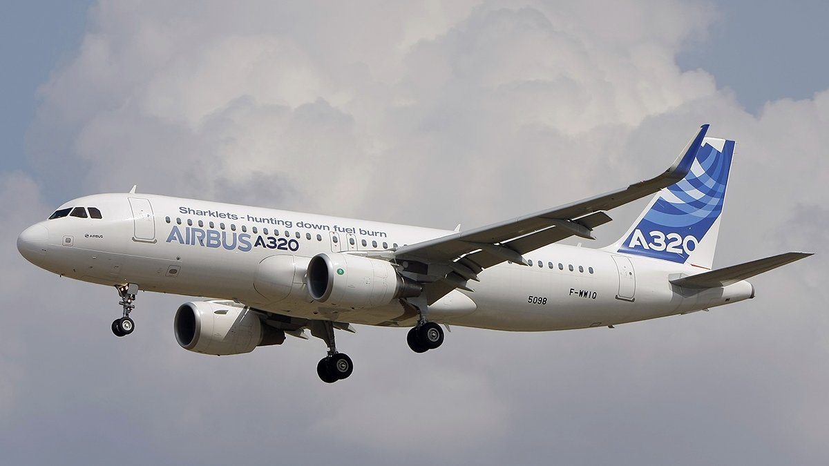 RonallChersan's tweet image. 😳ข่าวใหญ่วันนี้  Airbus เรียกคืน A320 เพื่อซ่อมระบบครั้งใหญ่กว่า 6,000 ลำ (50% ของที่บินทั่วโลก) หลังพบรังสีสุริยะส่งผลต่อระบบควบคุมเครื่อง

ึ🔻โดยก่อนหน้านี้มีเคส JetBlue สูญเสียควมสูงกระทันหันจนผู้โดยสารบาดเจ็บและ FAA ได้เข้าไปสืบสวนสาเหตุ

//รอดูท่าทีของไทยก่อนว่าจะยังไง ?