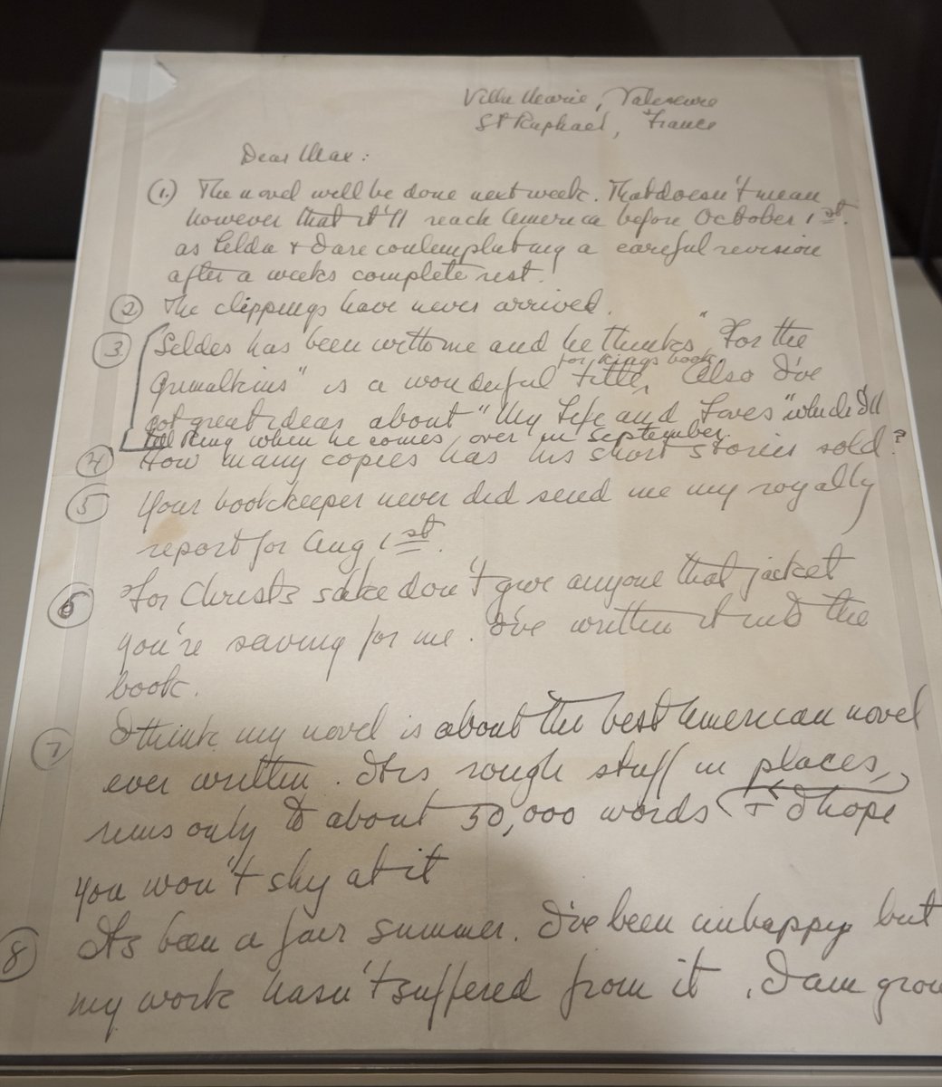 [위대한 개츠비] 그 유명한 커버 있잖아요. 피츠제럴드가 무척 마음에 들었나 봐요. 편집자 맥스 퍼킨스한테 보낸 편지에 "그 커버 절대 다른 사람 주면 안 돼! 이미 책 안에 저 그림의 이미지를 써 놓았다고."라고 쓰여 있다고. 어느 부분인지 궁금하네요.