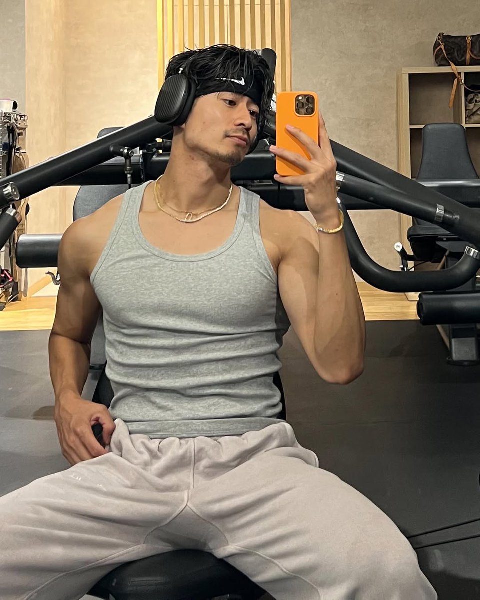 overagasm's tweet image. Lately I've been doing rear shoulder and bicep/tricep exercises to bulk up my arms.