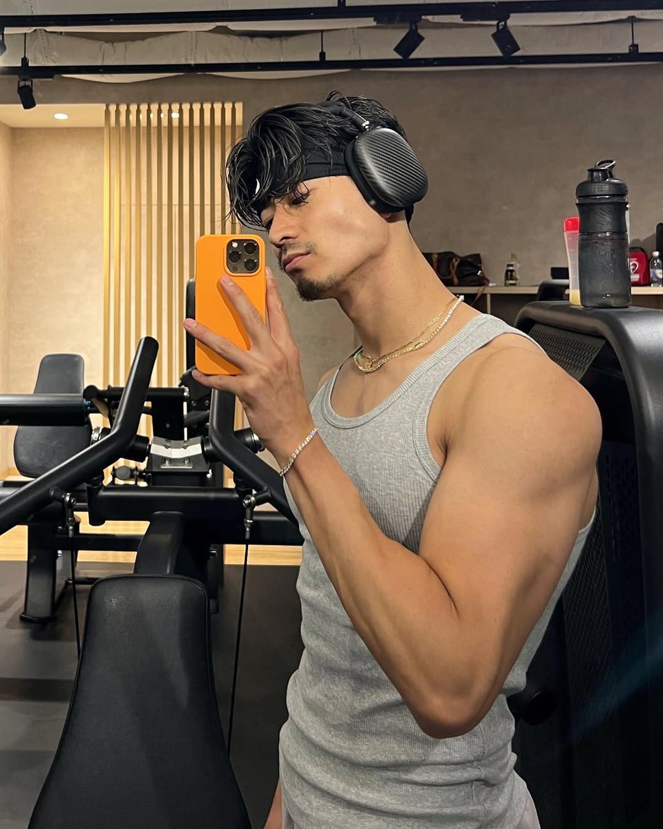 overagasm's tweet image. Lately I've been doing rear shoulder and bicep/tricep exercises to bulk up my arms.