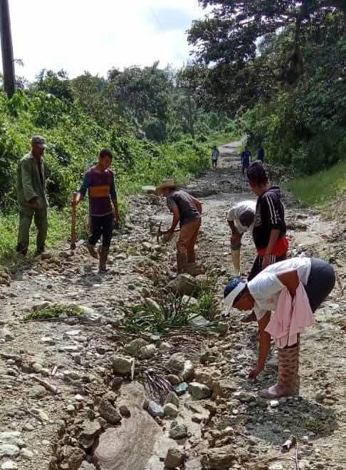 TurquinoTeVe's tweet image. 💪 La fuerza de la comunidad es más poderosa que cualquier huracán. En San Luis, esa verdad se vive en cada calle, donde el trabajo conjunto pinta el camino hacia la recuperación.

🔧 Las brigadas eléctricas, junto a la #EJT y la Empresa Agroforestal, ya despejan caminos.