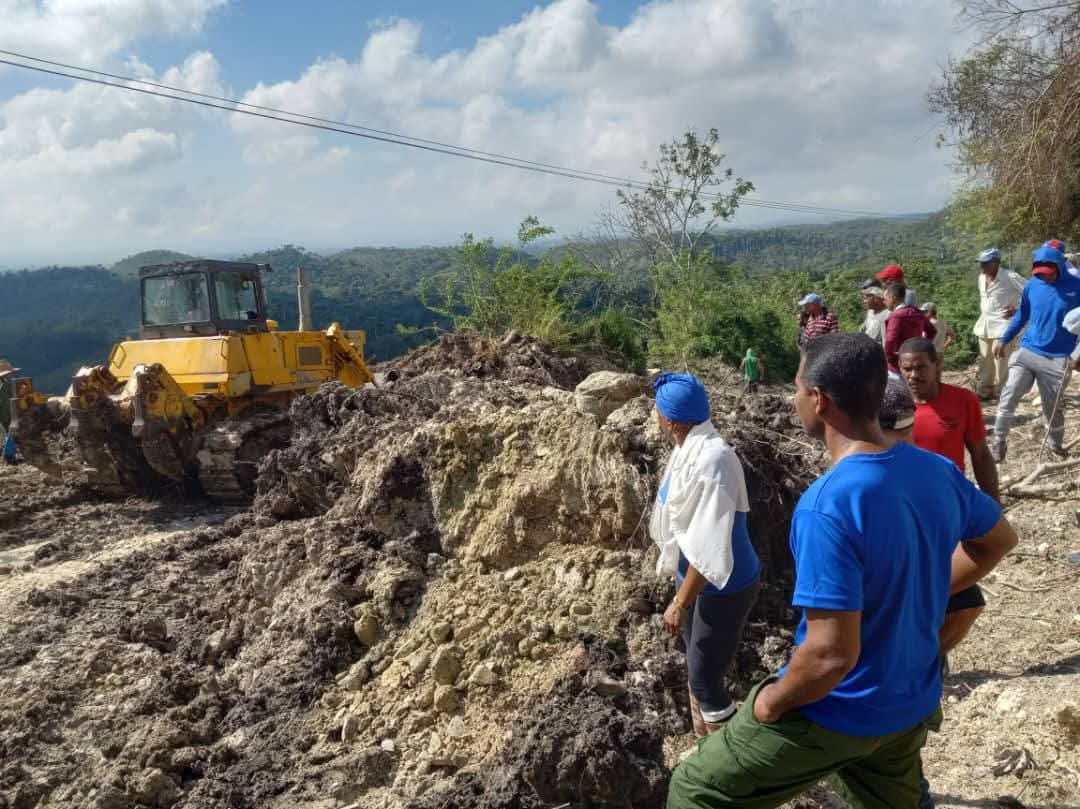TurquinoTeVe's tweet image. 💪 La fuerza de la comunidad es más poderosa que cualquier huracán. En San Luis, esa verdad se vive en cada calle, donde el trabajo conjunto pinta el camino hacia la recuperación.

🔧 Las brigadas eléctricas, junto a la #EJT y la Empresa Agroforestal, ya despejan caminos.
