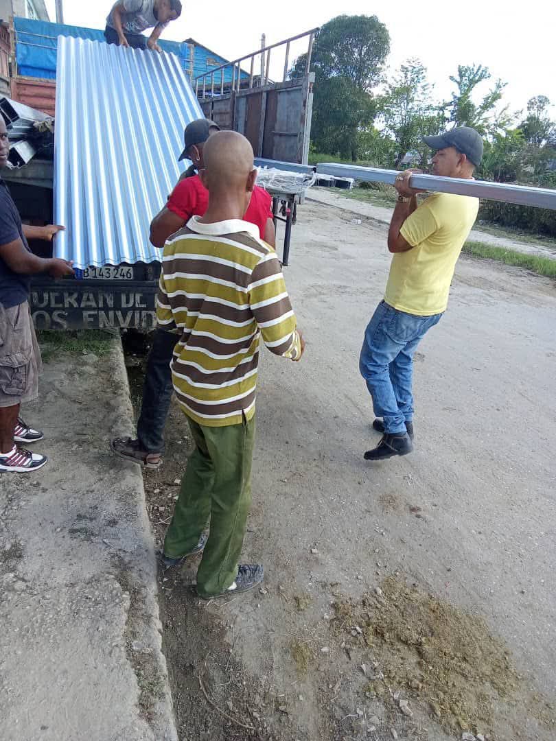 TurquinoTeVe's tweet image. 💪 La fuerza de la comunidad es más poderosa que cualquier huracán. En San Luis, esa verdad se vive en cada calle, donde el trabajo conjunto pinta el camino hacia la recuperación.

🔧 Las brigadas eléctricas, junto a la #EJT y la Empresa Agroforestal, ya despejan caminos.