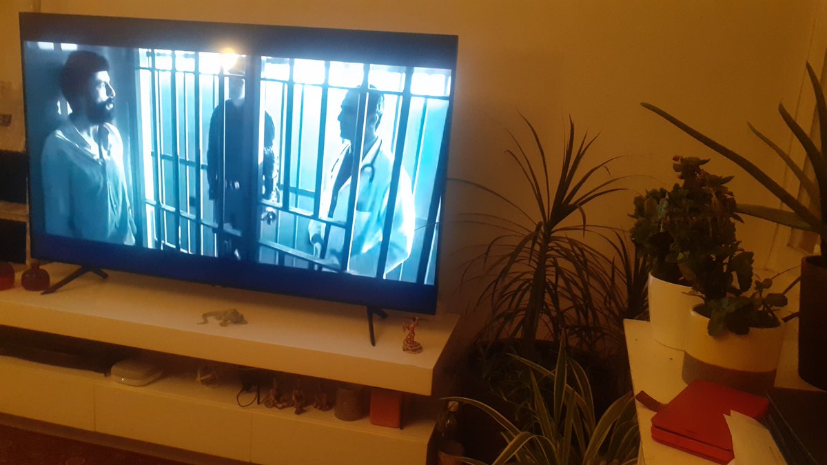 Amed  zindanlari..
Amcam.bok  dolu  hücrelerde.. ayak  tirnaklari..çürüdü. sonra  ayakları.. .Ve  fiziken   aramızda  ayrıldı.. 
Hayat  yordu  yok  etti..ama..
Onurlu  bir  kürt  olarak  yaşadık.