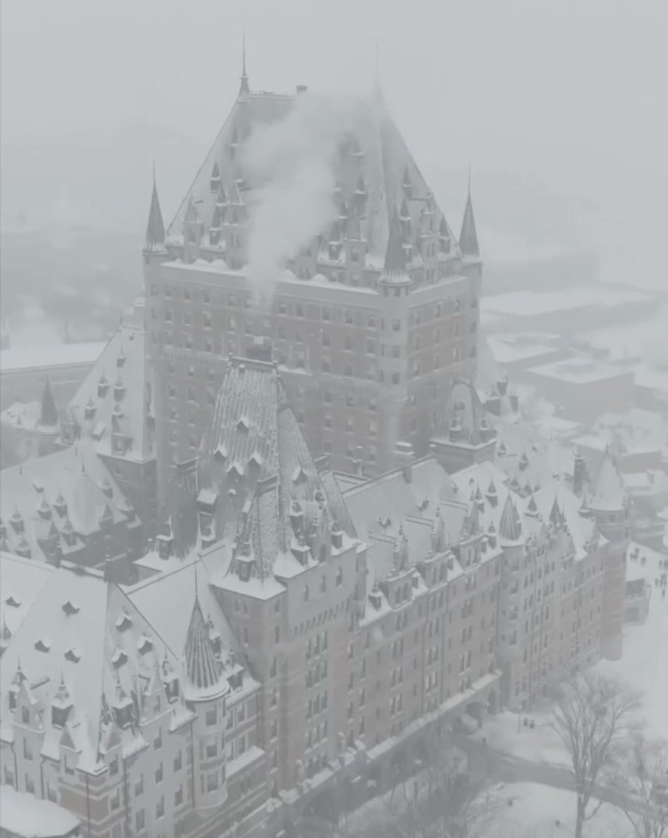 denise_septem's tweet image. Bientôt Québec aura l'air d'une carte postale toute blanche ! 

In a couple of weeks, Québec cité will look like this dreamy snowglobe! 

#winterwonderland #bucketlist #stayiconic #fairmontfrontenac #winterdestination #quebeccite 
Crédit : Fairmont Le Château Frontenac