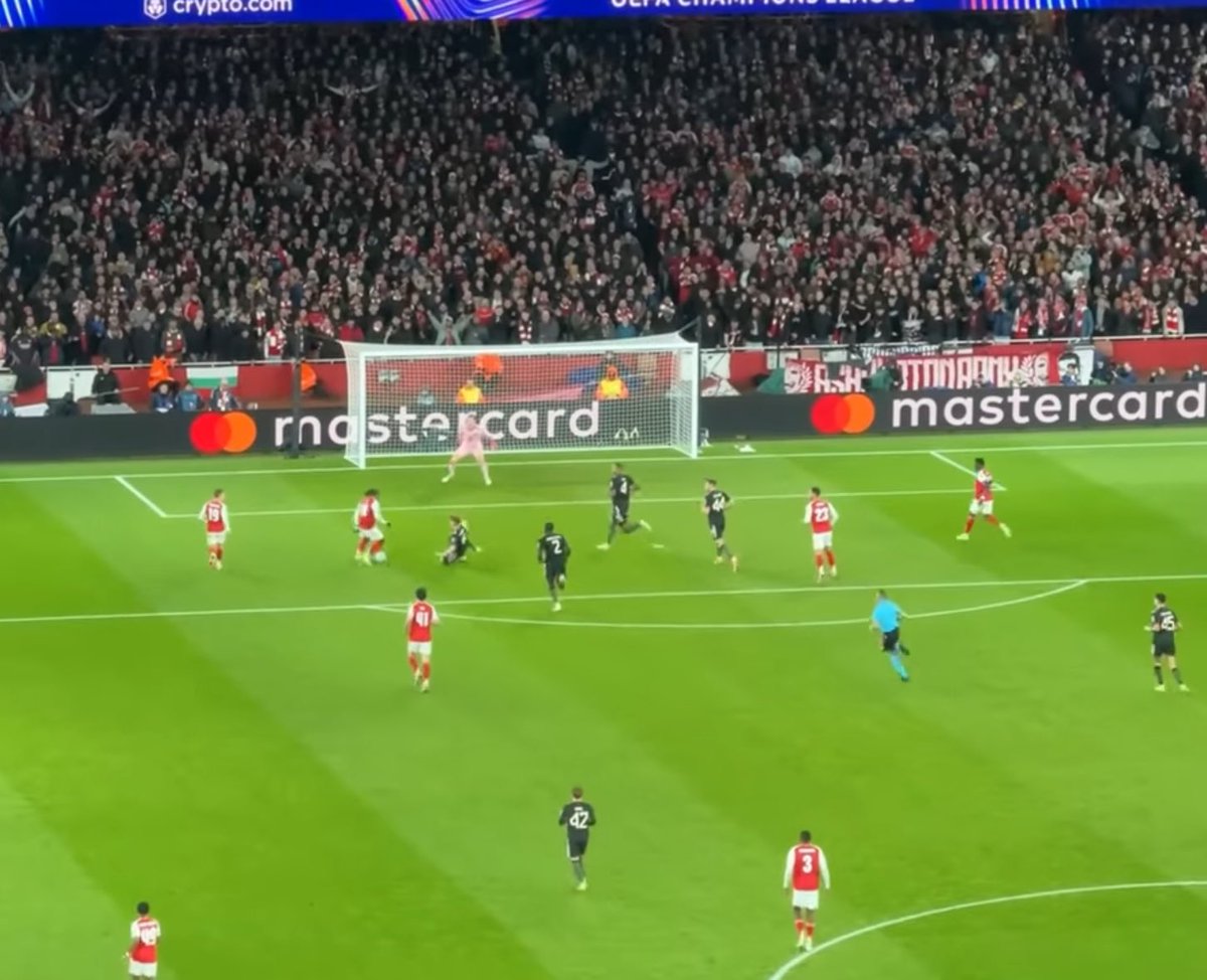 austriangooner1's tweet image. I’ve never understood why we don’t see more toe-pokes at top level. Should be your no1 choice in a crowded box if your feet aren’t properly planted.

Generates power, is very sudden and arrhythmic therefore catches GK and defenders off guard. 

Samuel Eto’o was the master of it.