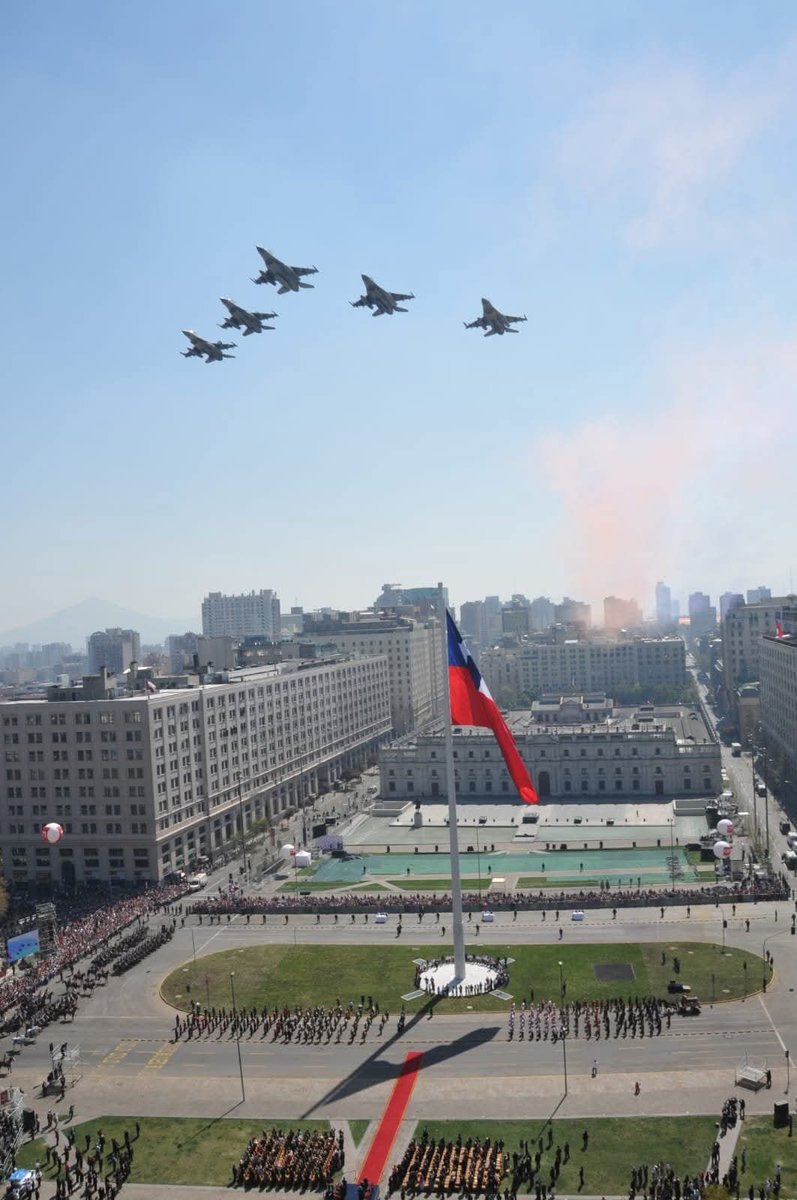 Lautaro_Chile's tweet image. 🇨🇱 | F-16 Fighting Falcon de la Fuerza Aérea de Chile sobre la Plaza de la Ciudadanía. #Fach