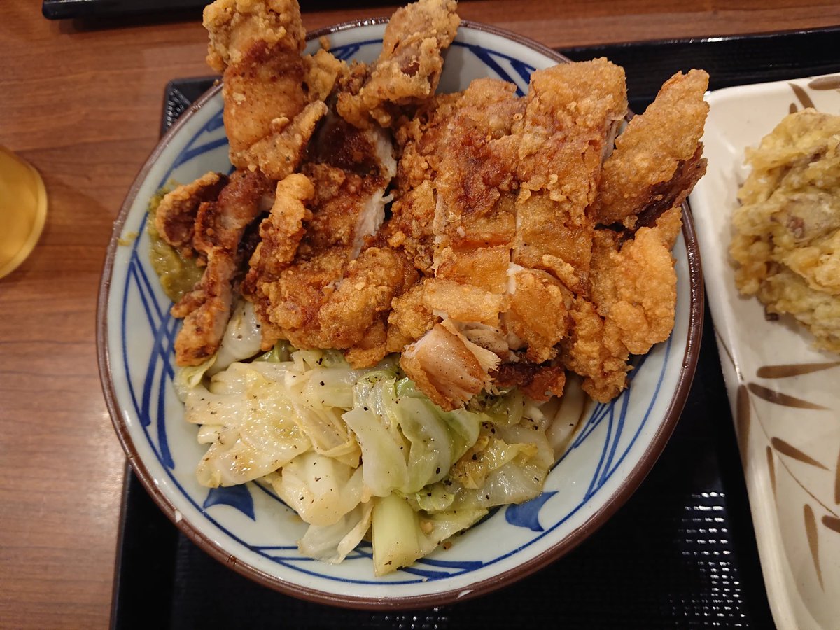 ichito0123's tweet photo. 16県目: 徳島 やみつきスパイスの鶏もも1枚揚げぶっかけ

ケンタッキーのスパイスチキンがうどんの上に乗っかっているような味。かなりボリューミーでした。黒胡椒とゆず胡椒が効いていて、辛めでした。

#わがまちうどん
#わがまちうどん47 
#丸亀製麺 https://t.co/bgsYLW5gmo