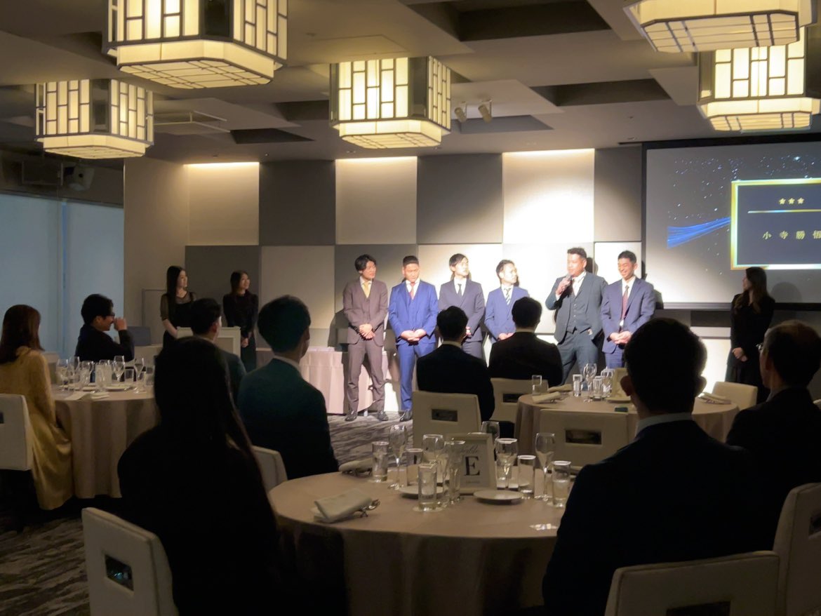 ishikuraHSfield's tweet photo. 昨日の社員総会で
年間表彰者7名、9部門に賞金30万〜50万円、MVPには100万円を支給しました！社員に聞くと、賞金よりも皆んなの前で讃えられる事や称号に喜びやモチベーションを感じるそう。
表彰式開催は超おすすめです！ https://t.co/Erj7Xhp5Gd