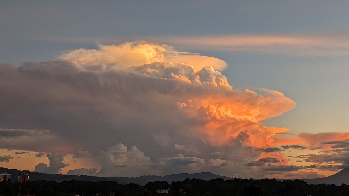 El atardecer de este viernes. #climagt