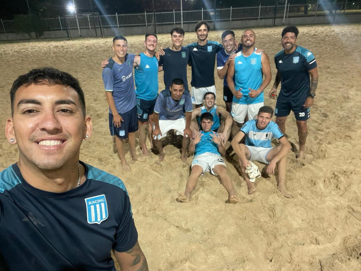 El domingo inician los playoff, más que nunca seguimos TODOS JUNTOS 💙🤍

❕ Los esperamos a TODOS en el Polideportivo Municipal "Néstor Kirchner" de Avellaneda.

#VamosRacing