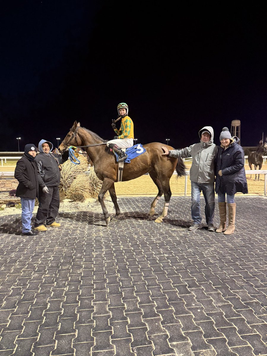 GoPennNational's tweet image. Race 3# 3
Jockey:@ACruzz01 
Horse:  Golden Eib Micrphn 
Owner:@BushRacing 
Trainer: Timothy C. Kreiser