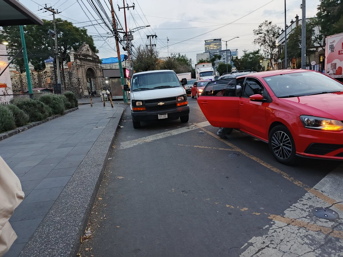 Podrian, por favor mandar a infraccionar a camioneta estacionada en ciclovía? En Av Revolucion, esquina con Av de la paz. <a href="/SSC_CDMX/">SSC CDMX</a> <a href="/UCS_GCDMX/">Unidad de Contacto del Secretario SSC CDMX</a>