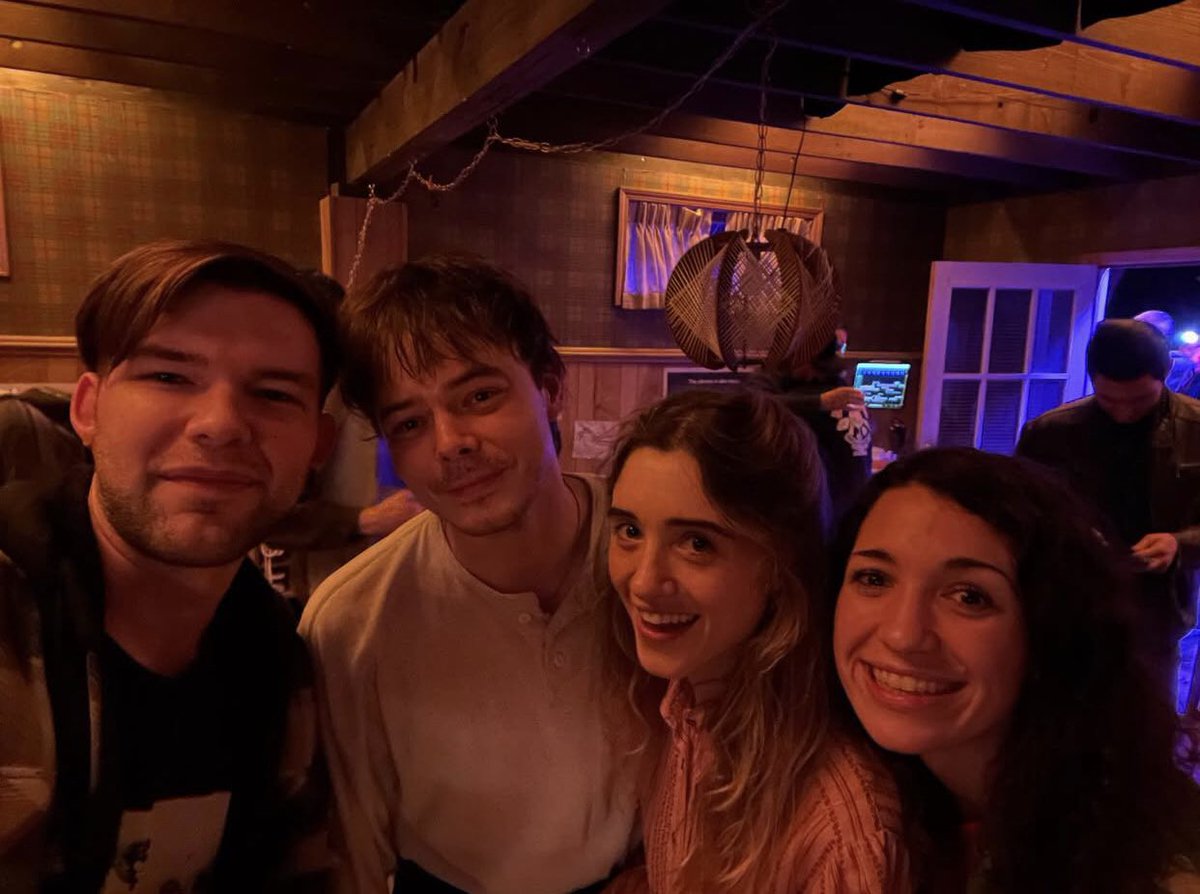 badpostnatalia's tweet image. Natalia Dyer and Charlie Heaton with Nancy and Jonathan’s photodoubles❤️