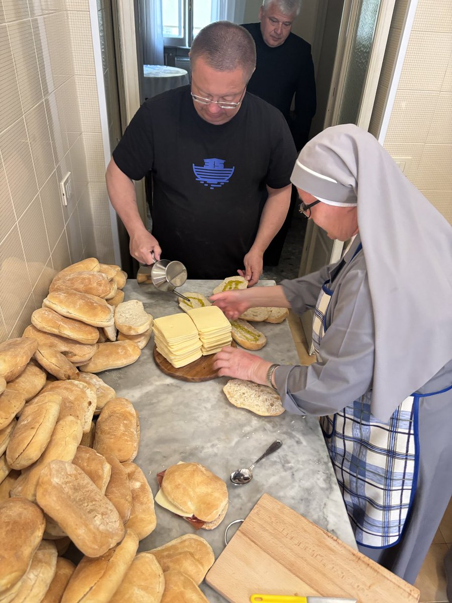 To jest kardynał Ryś, który przed konklawe robi kanapki biednym. Koniec historii. Co na to prawica? 

Prawica wyzywa go od zdrajców, lewaków, pedałów, heretyków, żydów, ateistów, reakcjonistów, celebrytów.

Facet tylko robił kanapki.