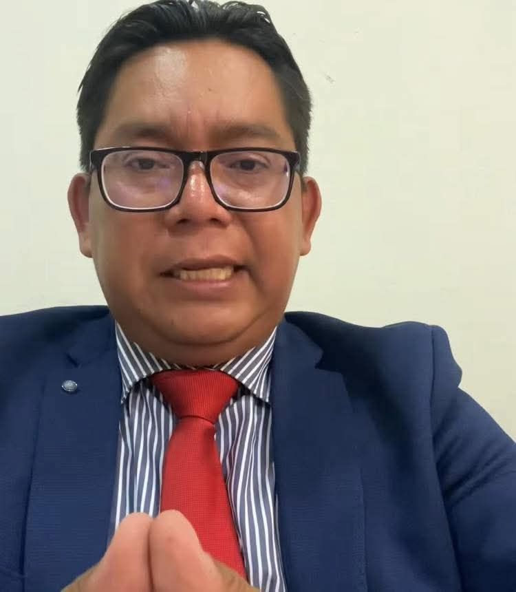 SolyNotas's tweet photo. #Piura sicarios en moto asesinaron de seis balazos al reconocido abogado Percy Luber Ipanaqué Navarro, cuando circulaba en su auto por el cementerio Mapfre de Castilla. https://t.co/00EhVY79Uw