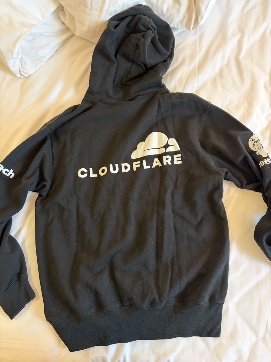 yusukebe's tweet image. 「トークスポンサー」という新しい試みをしています

僕が「カンファレンスで話す」ことにスポンサーしてもらいロゴ入りのパーカーを着るというものです

YAPC::Fukuoka、JSDC Taiwanでは以下の方にしてもらいました！

* TECH WORLD
* u2tech
* 100秒テック
* Cloudflare

ありがとうございます！