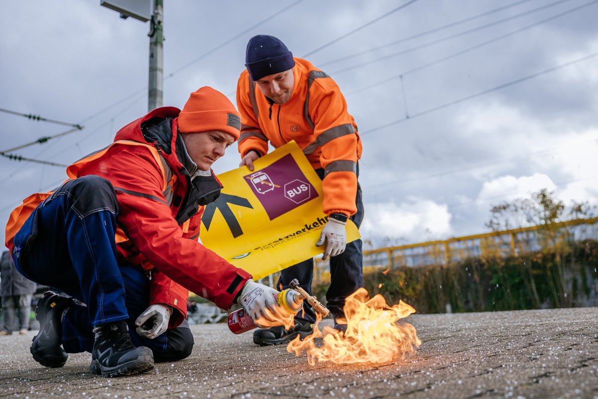 SBahn_Stuttgart's tweet photo. 🚧#Drandenken🚧
#S1 #S2 #S3 #S4 #RB11

Ab dem 01.12.2025 starten die Arbeiten zum Digitalen Knoten #Stuttgart #DKS zwischen #BadCannstatt und #Waiblingen.

Die Vorbereitungen hierzu laufen bereits, damit ihr den Weg zum Ersatzverkehr leichter findet.

ℹ️👉 https://t.co/zJL6ogfkCg https://t.co/MOXVOPMhna