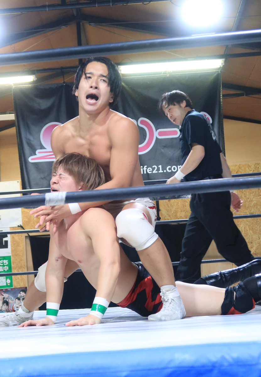 11月24日はBERSERKER NEXT vol.17 OSW道場大会へ⑧

メインはOSW vs BJW。
小藤将太vs関茂隆真 。

今このふたりの対決を見逃したら後悔するよね。
近い将来ビッグマッチのメインに組まれるであろう神カードです。😊

熱い！熱過ぎる！
若い選手のこの感情は堪らない。笑

#osw_fan #osw_bsk #bjw