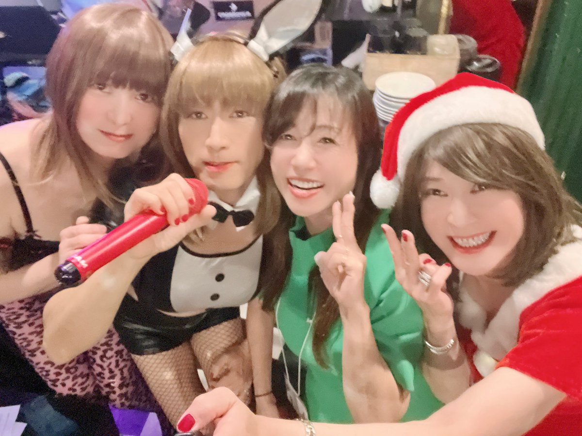 洋楽カラオケフェスの
幹事さんたち🎤

左から
ディープパープル女豹かよさん🎸
セクシーバニーかおるさん💕
クリスマスグリーン葉音さん🎄

いつも
ありがとうございます😘💋💕