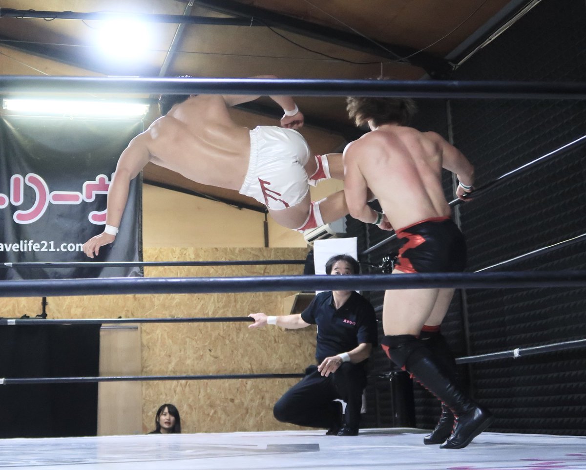 11月24日はBERSERKER NEXT vol.17 OSW道場大会へ。⑨

メインは小藤将太vs関茂隆真 。

プロだから当たり前かもしれませんが、関茂くんは試合内容はもちろん！勝敗にも強烈に拘る貪欲さが魅力。

打撃戦を仕掛けた彼が小藤くんに「スカすなよ！」と念を押すとこも好き。笑

#osw_fan #osw_bsk #bjw