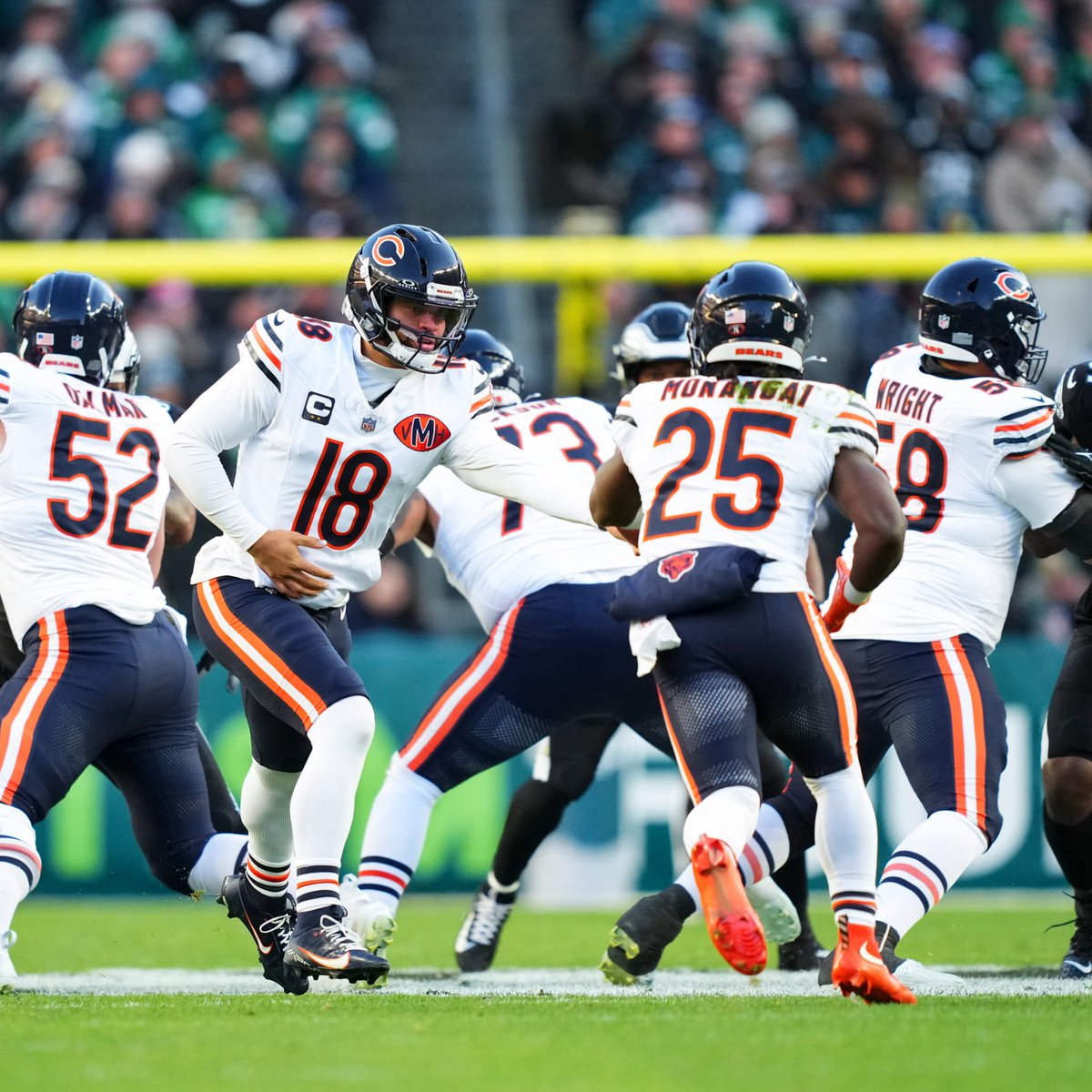 EndRevista's tweet photo. Por primera ocasión desde 1985, dos corredores de los Bears ganan más de 100 yardas en un juego: D'Andre Swift, 13 acarreos para 107 yardas y un touchdown; Kyle Monangai, 14 acarreos para 103 yardas. https://t.co/wcdzGaqEi2