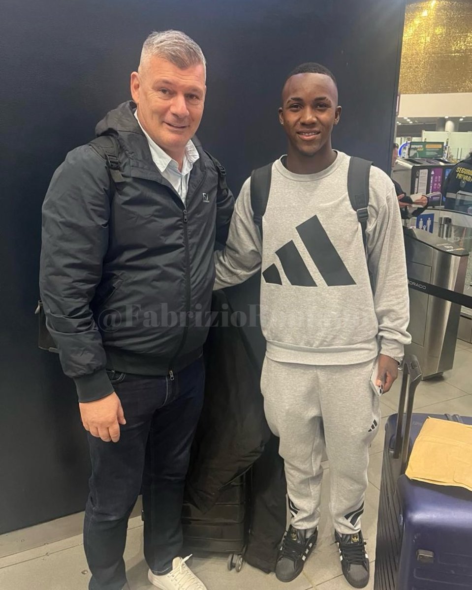 FabrizioRomano's tweet image. 🚨🇨🇴 EXCLUSIVE: Cristian Orozco, on his way to England as he’s signing at Manchester United.

$1m deal sealed with Fortaleza for the Colombian midfielder.

He’s now travelling to Manchester with Lead Scout Giuseppe Antonaccio. ✈️