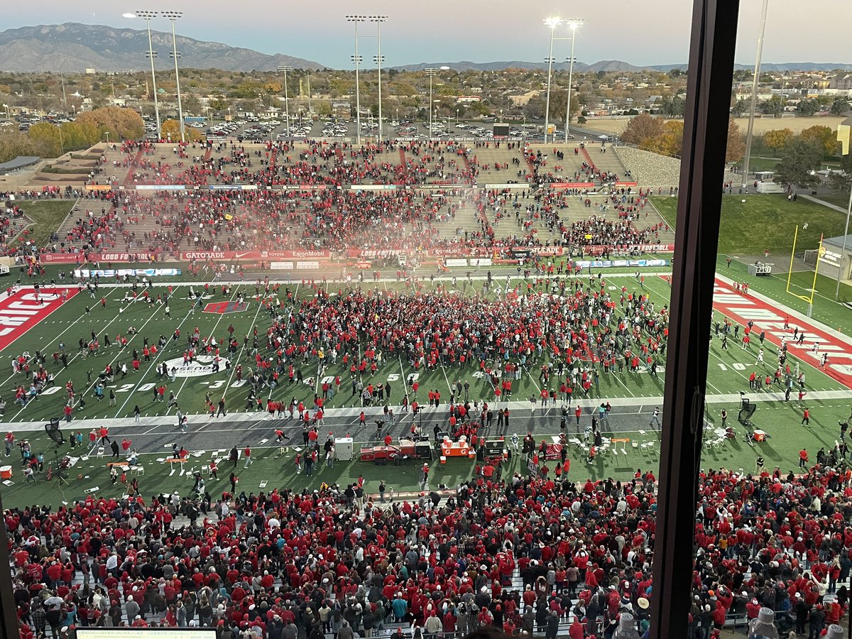 This is not AI. 

This is a New Mexico Lobo football game.