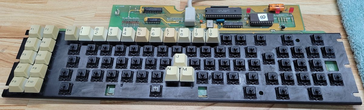 AndrewsTechBrk's tweet image. Quiet evening repopulating a freshly cleaned keyboard.
#retrocomputing #mackintosh #appleii #unitron