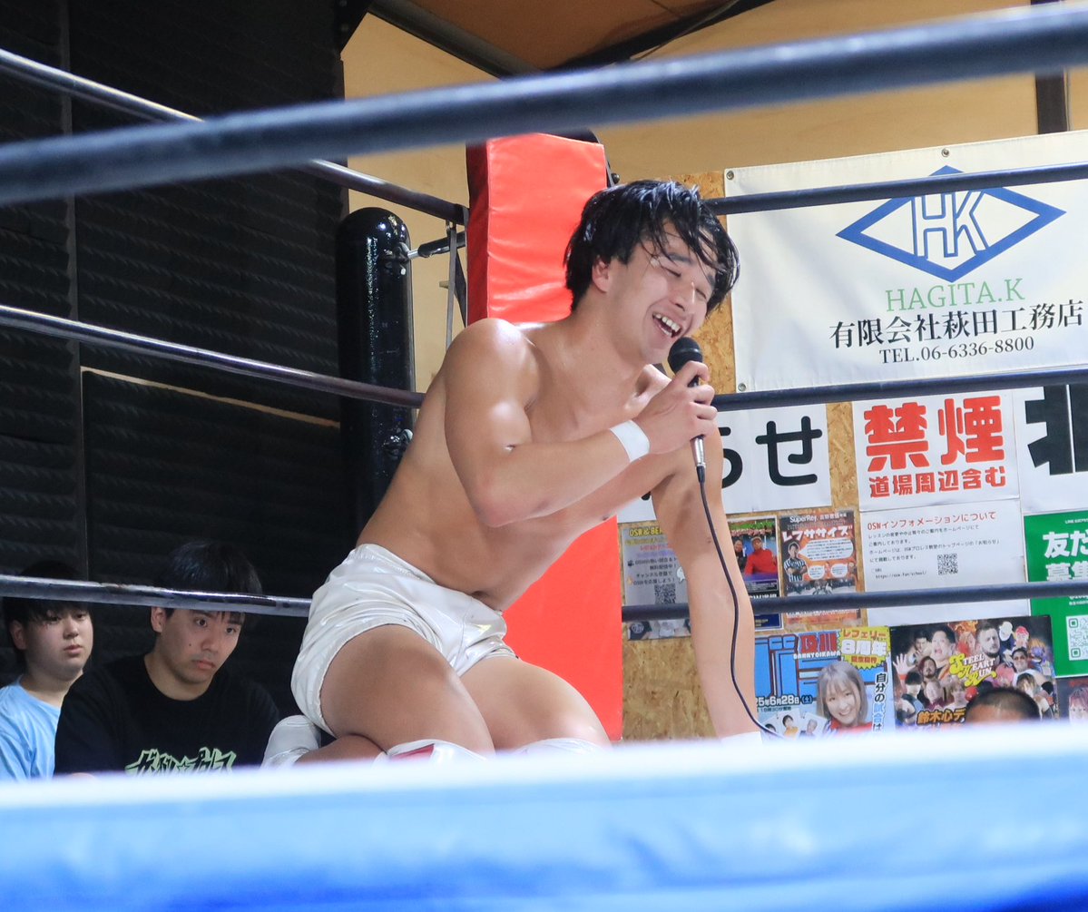 11月24日はBERSERKER NEXT vol.17 OSW道場大会へ。⑩

メインは小藤将太vs関茂隆真 。

熱戦を制したのは小藤将太。
飛び技から、「王道」を継承するクラシカルな技まで完璧に使いこなすのは流石。
この世代一歩先を走ってるのは間違いない。

関茂くんも彪流も負けるなー！

#osw_fan #osw_bsk #bjw