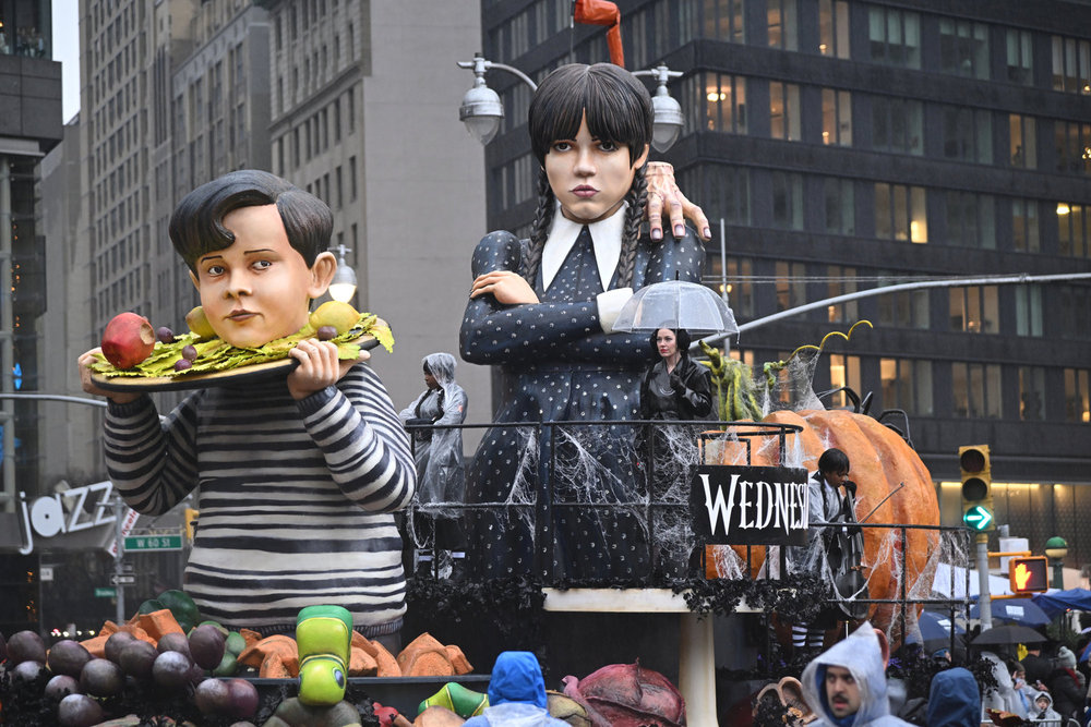 marisaroffman's tweet image. Absolutely wild prelim #s for the #MacysParade:  
- 34.3 mil viewers on NBC/Peacock, which is "its biggest combined audience on record, outperforming last year’s parade by +8% (2.5 million viewers). The 18-49 demo was up 13% from 2024."
- The 8:30 AM airing drew 25.4 mil viewers.