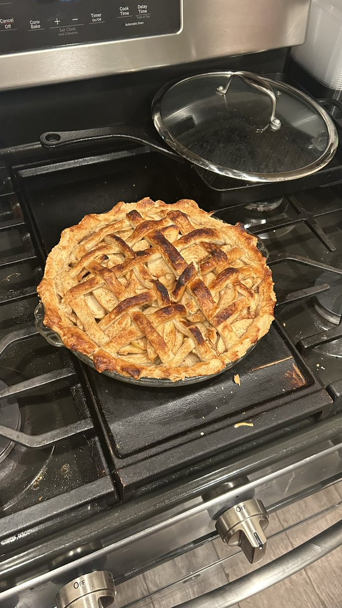 alaebitroreddlt's tweet photo. 2nd ever attempt at a pie... not too bad https://t.co/M60YRxBwUT