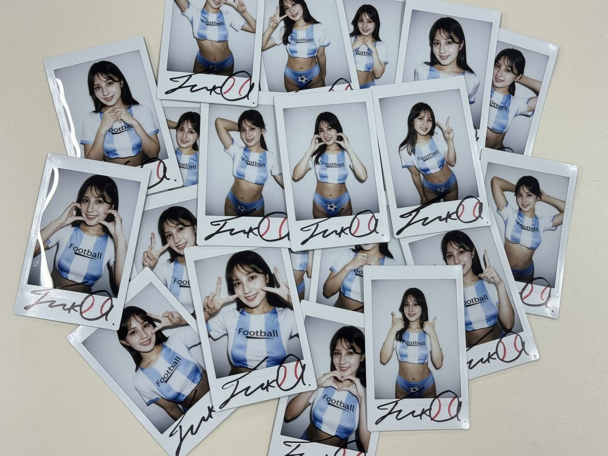 本日20時に、11月のファンクラブで載せた衣装のサイン入りチェキを販売