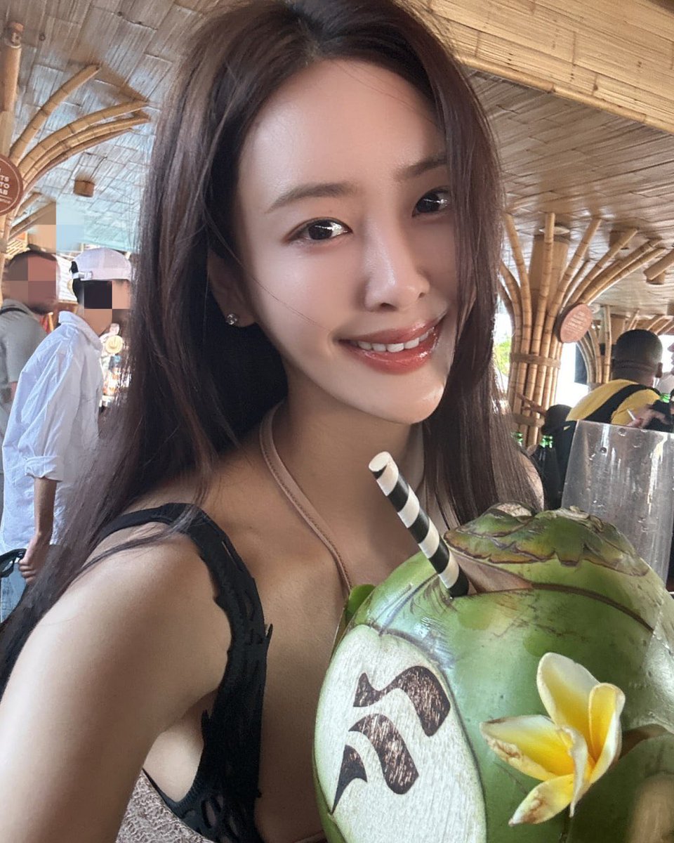 22_treinado's tweet photo. fresh coconut water in bali https://t.co/hYzOX0er0r