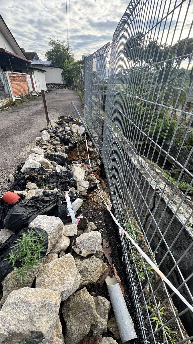 Agaknya tunggu pilihanraya tahun depan baru nak buat agaknya. Report dari bulan July. Sampai sekarang tak settle lagi. Dah la musim hujan sekarang <a href="/mbjbcitycouncil/">MBJB</a> <a href="/onnhafiz/">Onn Hafiz Ghazi</a>