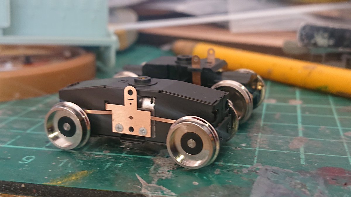 tkg_ossan's tweet image. コアレスパワトラと比べてみる
リニュ前と比べたら
大分コンパクトになってるのね
コレをPULMの小型機関車に組み込んでみよ
#アルモデル
#PULM