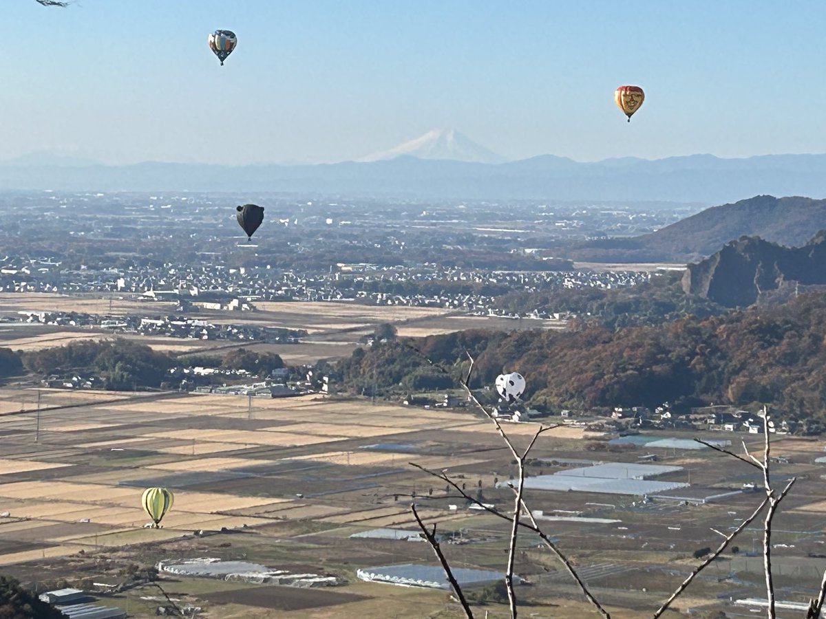 dangoitiban's tweet photo. 栃木市太平山謙信平より　
今日の朝の風景バルーンが飛んでいました https://t.co/rV208loN1m