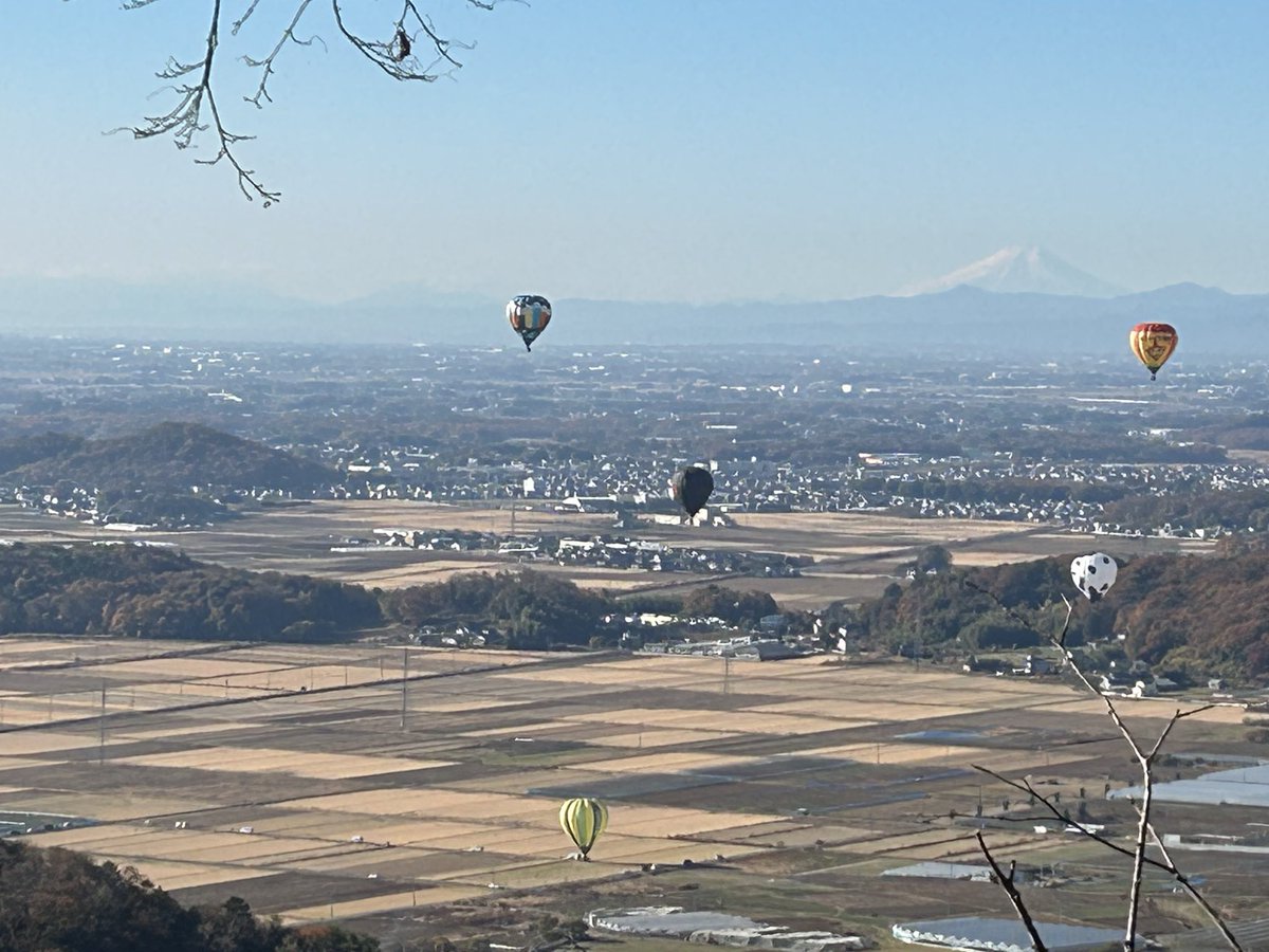 dangoitiban's tweet photo. 栃木市太平山謙信平より　
今日の朝の風景バルーンが飛んでいました https://t.co/rV208loN1m