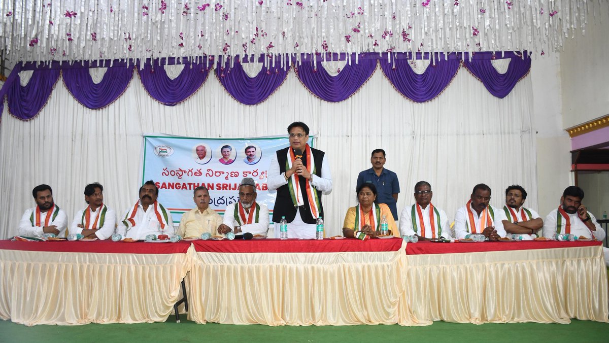 ajaydharamsingh's tweet image. ಆಂಧ್ರ ಪ್ರದೇಶ್ ರಾಜ್ಯದ ಹಿಂದುಪುರ ಪಟ್ಟಣದಲ್ಲಿ ಆಯೋಜಿಸಲಾಗಿದ್ದ ಸಂಘಟನ್‌ ಸೃಜನ್‌ ಅಭಿಯಾನ ದಲ್ಲಿ ಸಕ್ರಿಯವಾಗಿ ಪಾಲ್ಗೊಳ್ಳಲಾಯಿತು. ಈ ಮಹತ್ವದ ಅಭಿಯಾನದ ಭಾಗವಾಗಿ, ಜಿಲ್ಲಾ ಮಟ್ಟದ  ಸಭೆಯನ್ನು ಉದ್ದೇಶಿಸಿ ಮಾತನಾಡಲಾಯಿತು.

ಸಂಘಟನೆಯ ಬಲವರ್ಧನೆ ಮತ್ತು ಪಕ್ಷದ ರಚನಾತ್ಮಕ ಕಾರ್ಯಗಳ ಕುರಿತು ಪ್ರಮುಖ ವಿಚಾರಗಳನ್ನು ಮಂಡಿಸಿ, ಸ್ಥಳೀಯ…