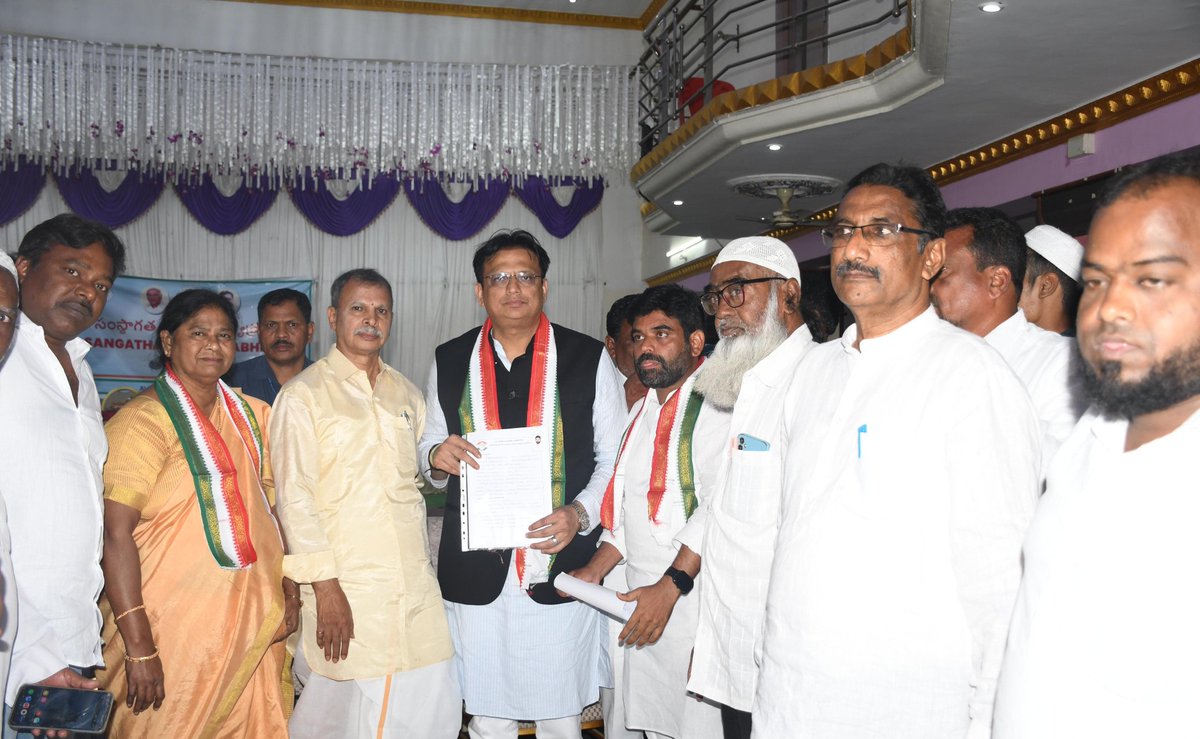 ajaydharamsingh's tweet image. ಆಂಧ್ರ ಪ್ರದೇಶ್ ರಾಜ್ಯದ ಹಿಂದುಪುರ ಪಟ್ಟಣದಲ್ಲಿ ಆಯೋಜಿಸಲಾಗಿದ್ದ ಸಂಘಟನ್‌ ಸೃಜನ್‌ ಅಭಿಯಾನ ದಲ್ಲಿ ಸಕ್ರಿಯವಾಗಿ ಪಾಲ್ಗೊಳ್ಳಲಾಯಿತು. ಈ ಮಹತ್ವದ ಅಭಿಯಾನದ ಭಾಗವಾಗಿ, ಜಿಲ್ಲಾ ಮಟ್ಟದ  ಸಭೆಯನ್ನು ಉದ್ದೇಶಿಸಿ ಮಾತನಾಡಲಾಯಿತು.

ಸಂಘಟನೆಯ ಬಲವರ್ಧನೆ ಮತ್ತು ಪಕ್ಷದ ರಚನಾತ್ಮಕ ಕಾರ್ಯಗಳ ಕುರಿತು ಪ್ರಮುಖ ವಿಚಾರಗಳನ್ನು ಮಂಡಿಸಿ, ಸ್ಥಳೀಯ…