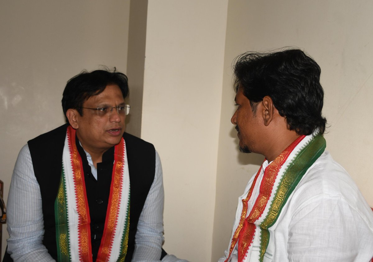 ajaydharamsingh's tweet image. ಆಂಧ್ರ ಪ್ರದೇಶ್ ರಾಜ್ಯದ ಹಿಂದುಪುರ ಪಟ್ಟಣದಲ್ಲಿ ಆಯೋಜಿಸಲಾಗಿದ್ದ ಸಂಘಟನ್‌ ಸೃಜನ್‌ ಅಭಿಯಾನ ದಲ್ಲಿ ಸಕ್ರಿಯವಾಗಿ ಪಾಲ್ಗೊಳ್ಳಲಾಯಿತು. ಈ ಮಹತ್ವದ ಅಭಿಯಾನದ ಭಾಗವಾಗಿ, ಜಿಲ್ಲಾ ಮಟ್ಟದ  ಸಭೆಯನ್ನು ಉದ್ದೇಶಿಸಿ ಮಾತನಾಡಲಾಯಿತು.

ಸಂಘಟನೆಯ ಬಲವರ್ಧನೆ ಮತ್ತು ಪಕ್ಷದ ರಚನಾತ್ಮಕ ಕಾರ್ಯಗಳ ಕುರಿತು ಪ್ರಮುಖ ವಿಚಾರಗಳನ್ನು ಮಂಡಿಸಿ, ಸ್ಥಳೀಯ…