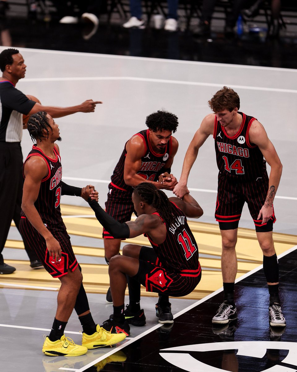 BullsMuse_'s tweet image. The Chicago Bulls are the first team in 35 YEARS to give up 120+ points in 11 consecutive games.

😬😬🙄