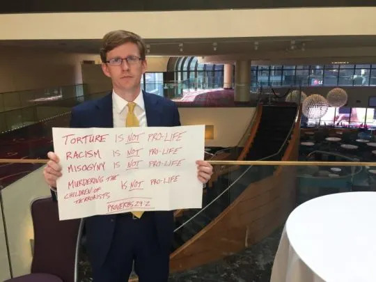 _Almaqah's tweet image. Trump&apos;s proposal to kill the children of terrorists prompted this protest from then-Rubio advisor @EricTeetsel. Now of course Teetsel is one of the biggest pro-Trump hacks yahoo.com/news/former-ru…