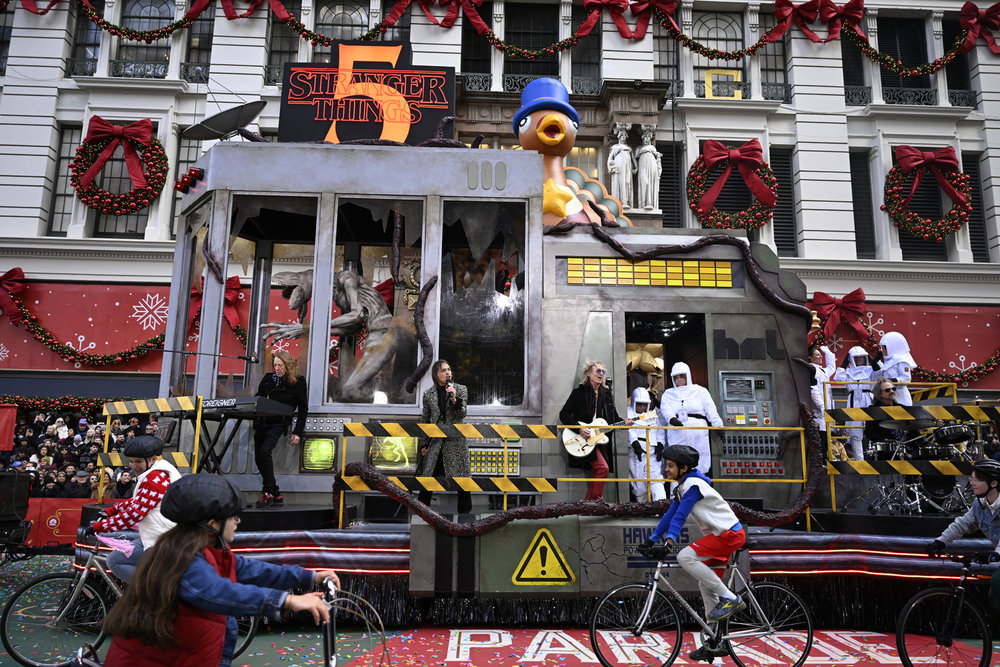 marisaroffman's tweet image. Absolutely wild prelim #s for the #MacysParade:  
- 34.3 mil viewers on NBC/Peacock, which is "its biggest combined audience on record, outperforming last year’s parade by +8% (2.5 million viewers). The 18-49 demo was up 13% from 2024."
- The 8:30 AM airing drew 25.4 mil viewers.