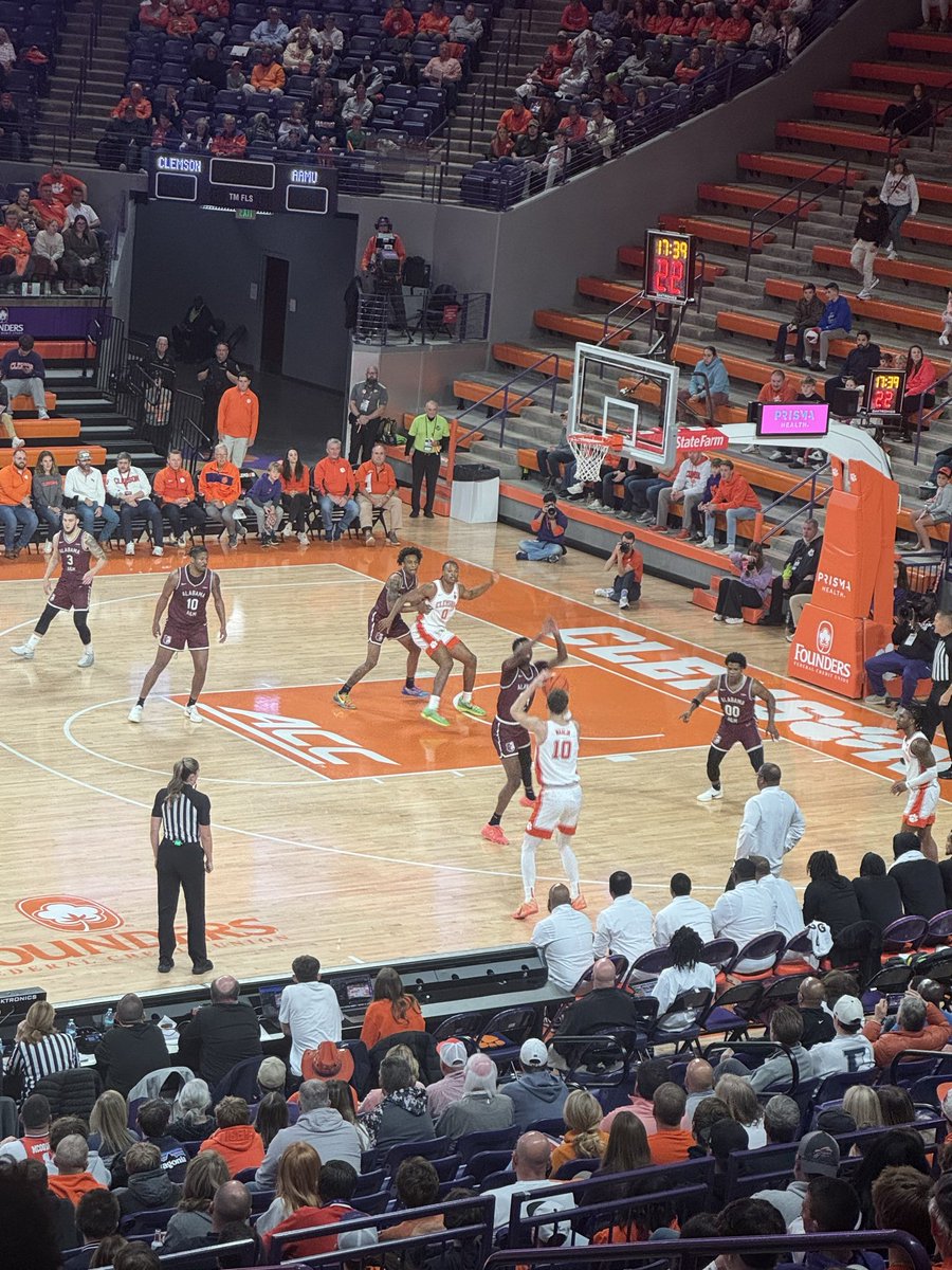 EvinWilson85's tweet photo. Shoutout to the man @JonnyCarrots007 for the tickets to LJC tonight to see the tigers!  Preciate you man! https://t.co/a2VERd8RUL