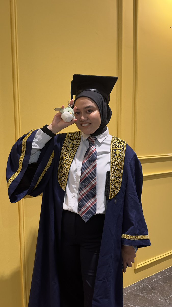 amyrazin's tweet photo. This ahgase is graduating today 💚 

Bachelor of Business Administration (Hons.) Finance ✅

#GOT7 #IGOT7 https://t.co/S4hjYGMl4i