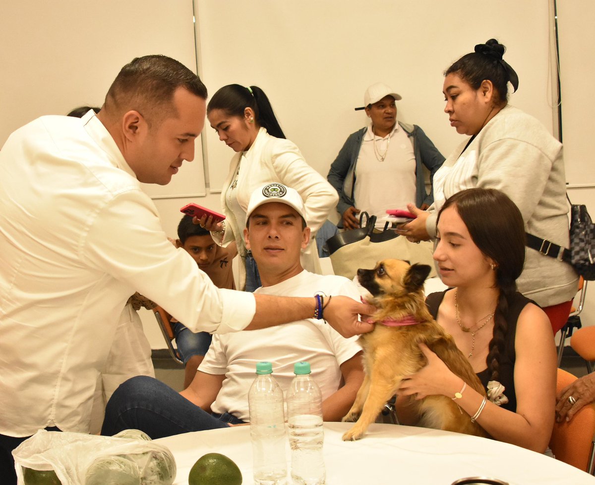 DanielRestrepoC's tweet image. Junto a la familia Calle Soto seguimos trabajando por los comerciantes, el fortalecimiento del campo y el desarrollo económico. Gracias por su respaldo y por sumarse a este propósito de impulsar nuevas oportunidades para las familias y el crecimiento de #Itagüí.